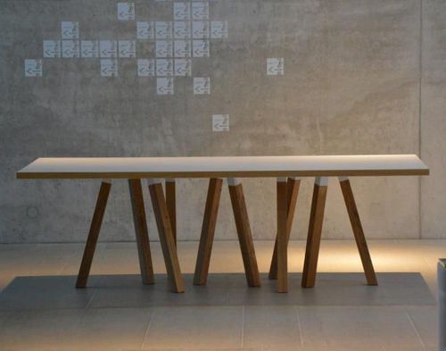 Jan Kurtz - Tisch Artwork mit 10 Beinen